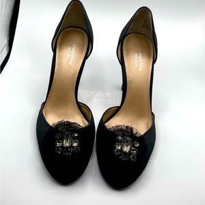 Simply Vera Wang size 8 heels with decorative bow.